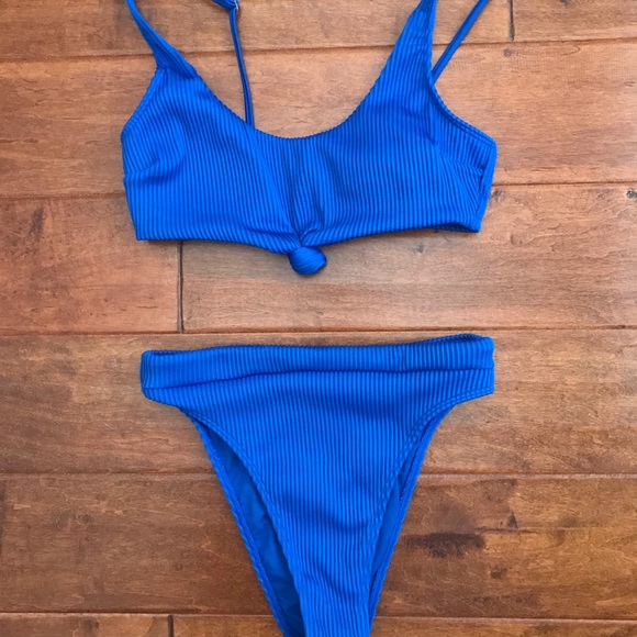 Bikini - Picture 1 of 3